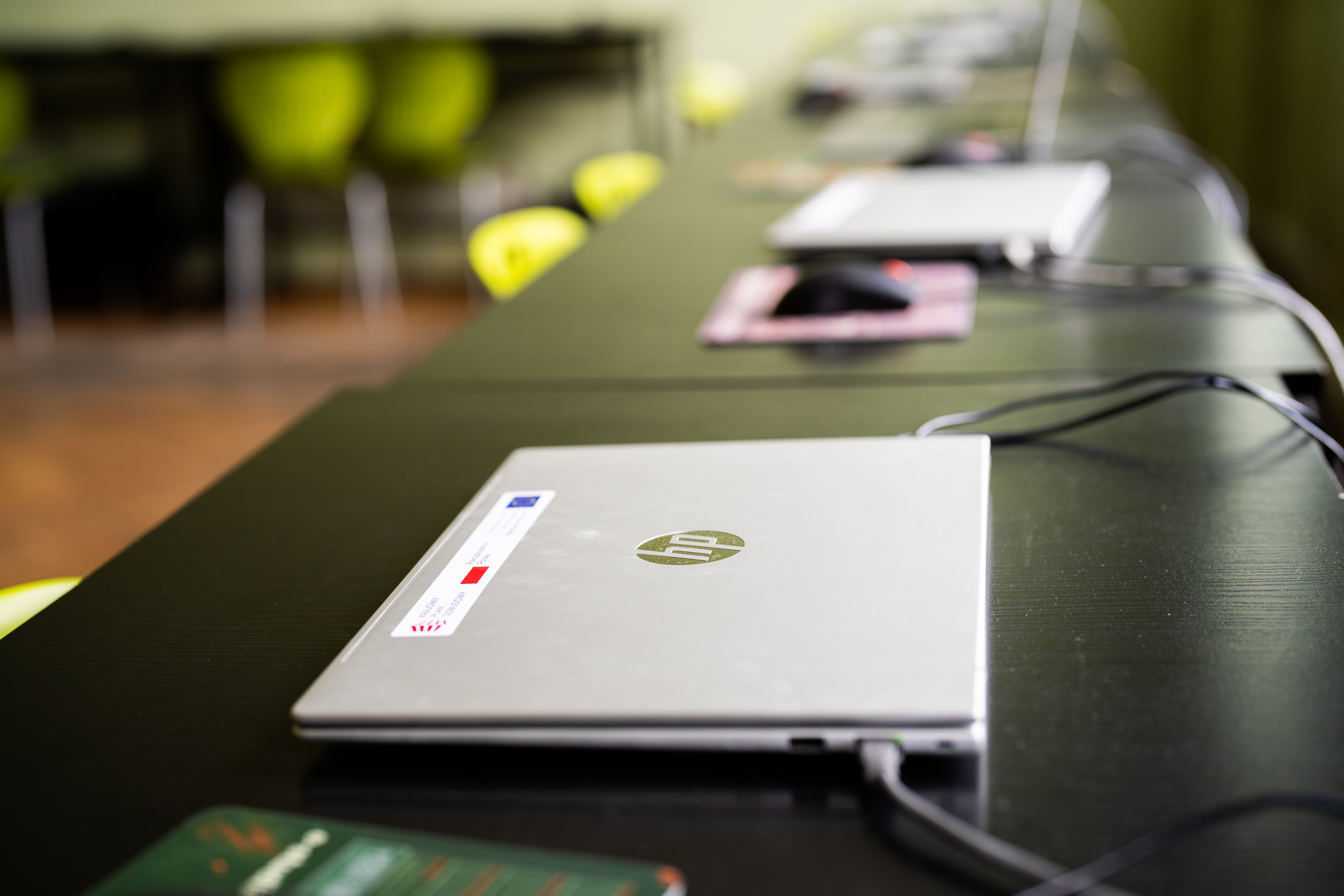 laptopy na stole